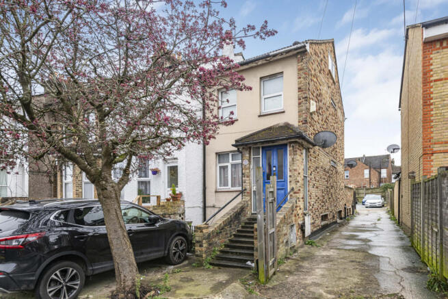 2 bed property, in Oval Road, £260,000