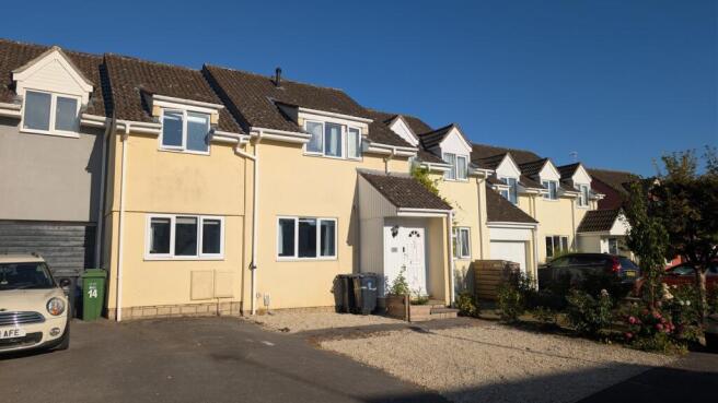 4 bed property, in Mill Stream Close, £330,000