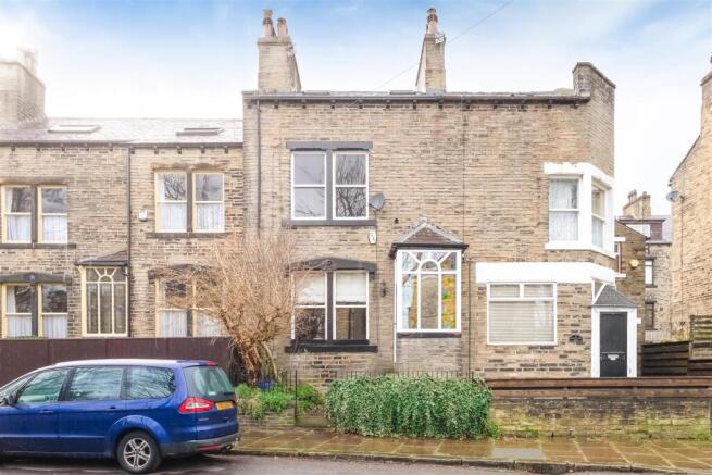 4 bed property, in Clover Hill Road, £210,000
