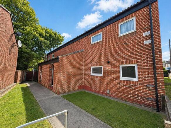 2 bed property, in Charter Street, £150,001