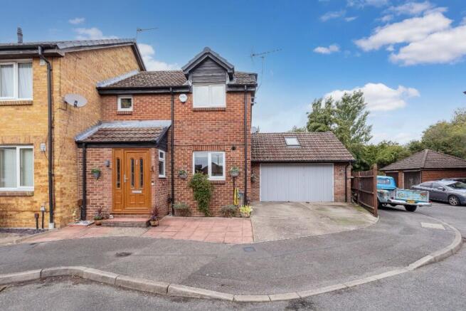 2 bed property, in Braemar Gardens, £425,000