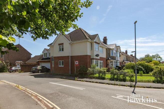 5 bed property, in New Road, £460,000