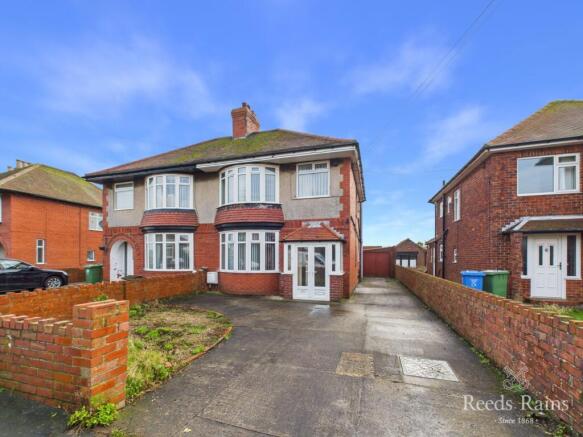 3 bed property, in Cliff Road, £245,000