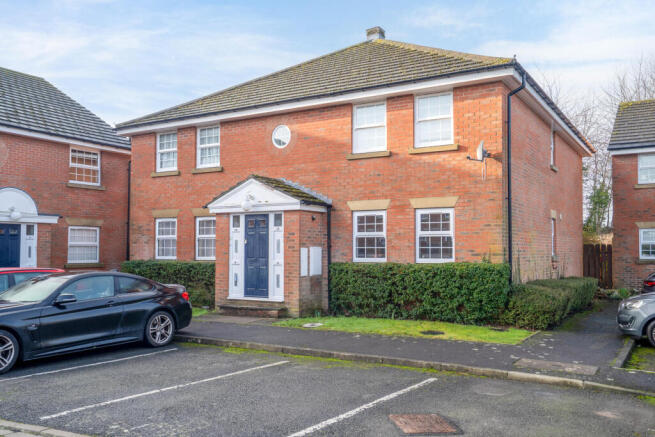 2 bed property, in Canons Court, £170,000