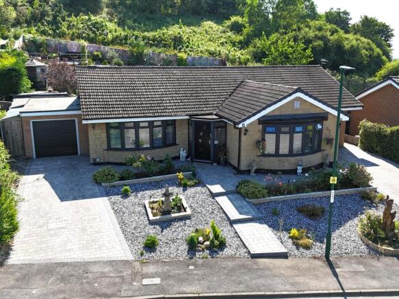 3 bed property, in Coombe Hill, £350,000