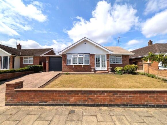 2 bed property, in Woodside Avenue, £310,000