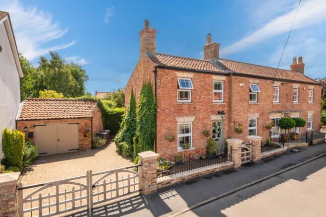 5 bed property, in Middle Street, £580,000