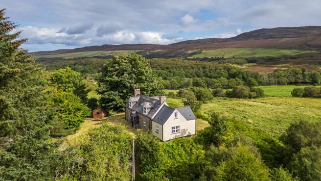 4 bed property, in 7 Strathnaver, £250,000