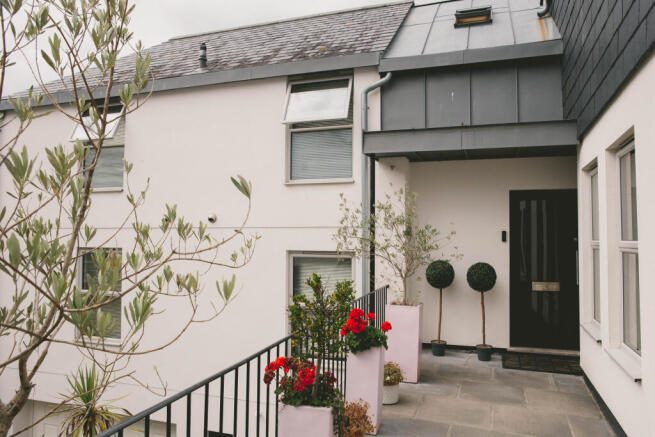 5 bed property, in Clarence Hill, £795,000