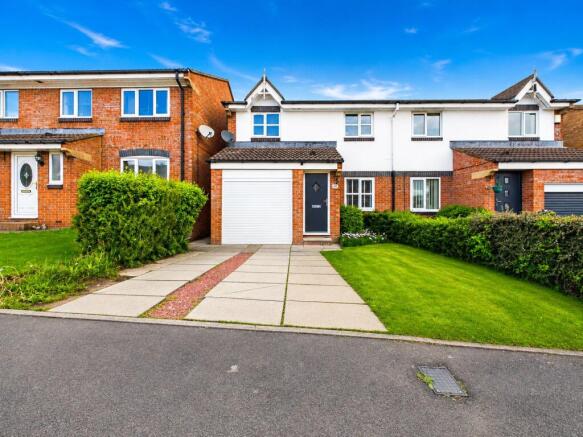 3 bed property, in Beckett Close, £165,000