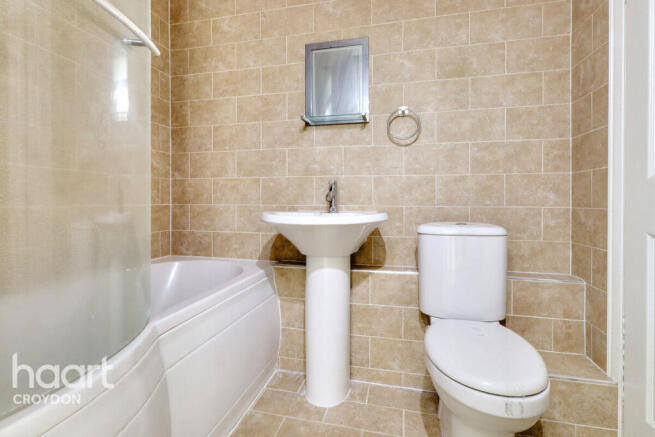 1 bed property, in Park Road, £140,000