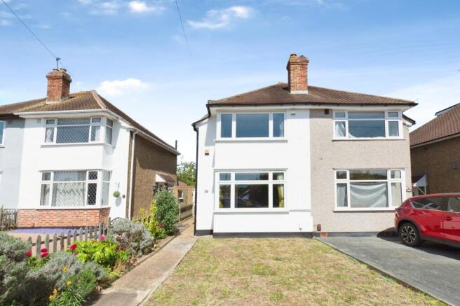 2 bed property, in Ashcroft Road, £450,000