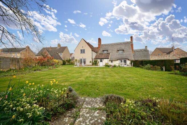 5 bed property, in High Street, £900,000