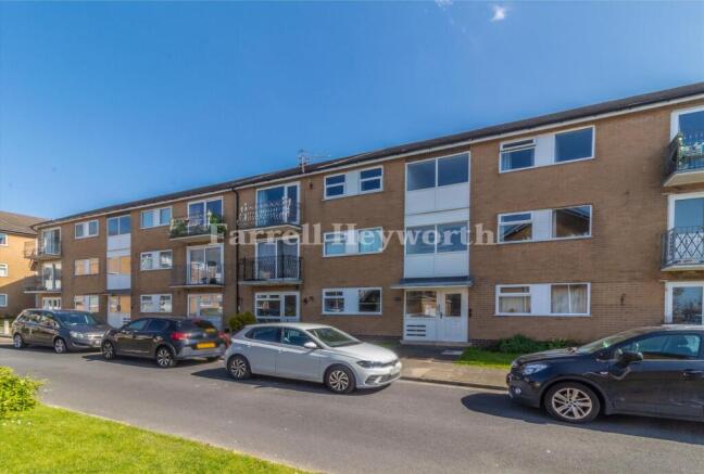2 bed property, in South Lawn, £74,995