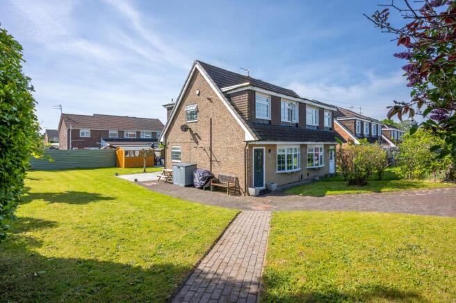 3 bed property, in Oulton Close, £280,000