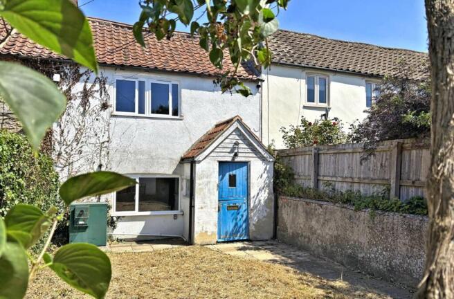 2 bed property, in Reeds Row, £235,000