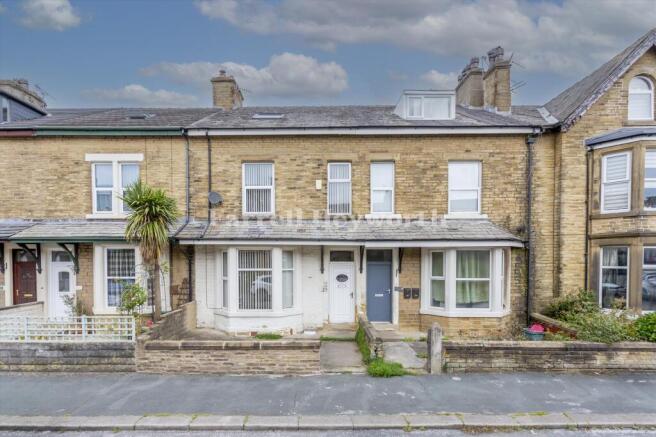5 bed property, in Fairfield Road, £130,000