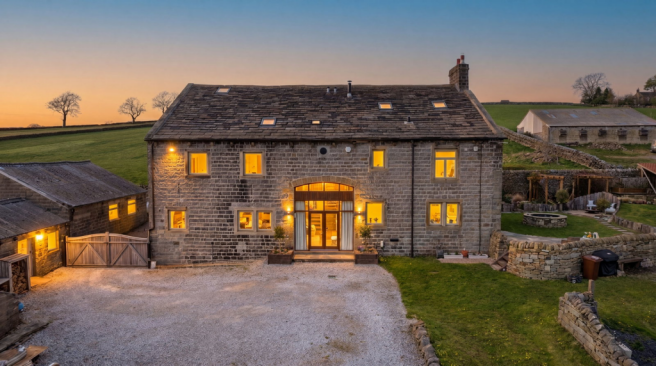 5 bed property, in Near Woodside Farm, £1,250,000