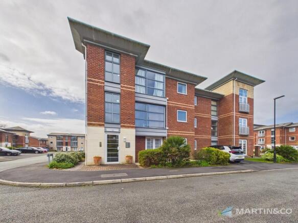 2 bed property, in Hollinshead House, £152,000