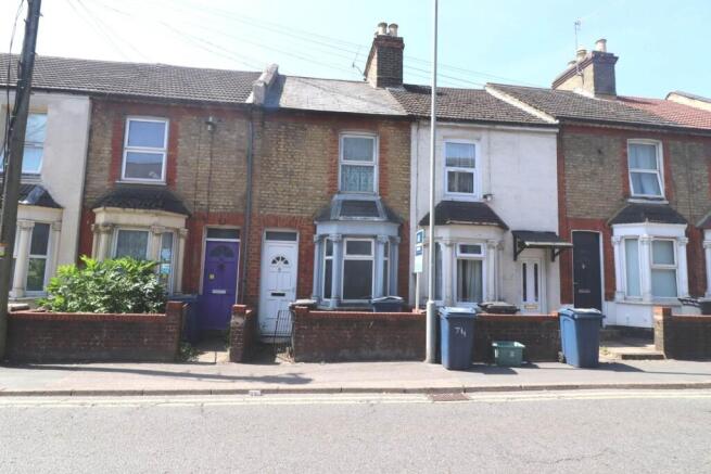 2 bed property, in Green Street, £180,000