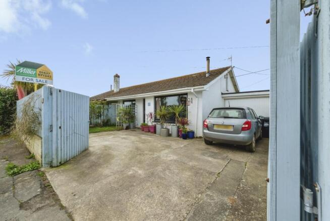 2 bed property, in Carneton Close, £275,000