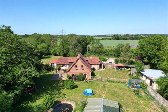 4 bed property, in The Common, £475,000