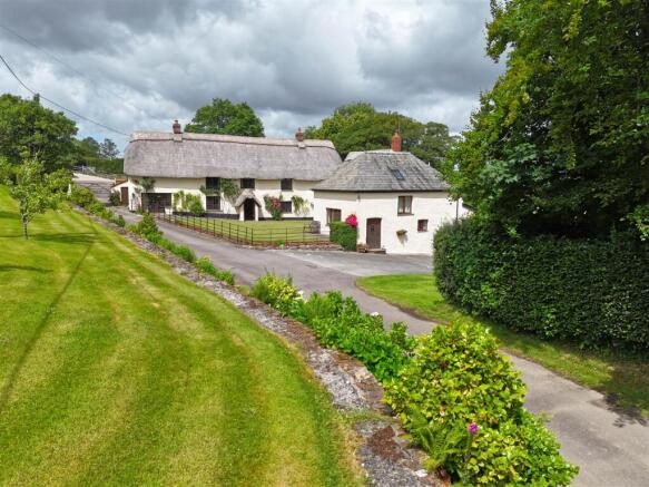 5 bed property, in Milton Damerel, £825,000
