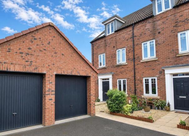 3 bed property, in Mayfair Court, £269,950
