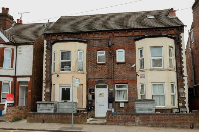1 bed property, in Old Bedford Road, £135,000