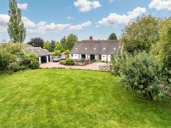 5 bed property, in Waldley Lane, £780,000
