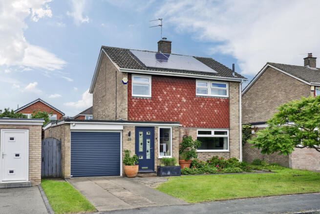 3 bed property, in Ascot Road, £450,000