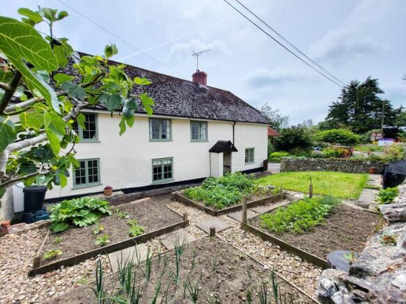5 bed property, in Membury, £675,000