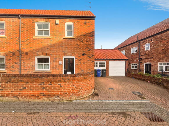 3 bed property, in Rainbow Close, £150,000