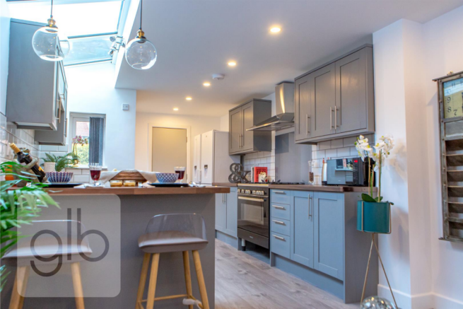 5 bed property, in Marlborough Road, £325,000