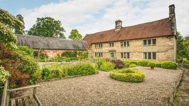 7 bed property, in Hall Lane, £1,000,000