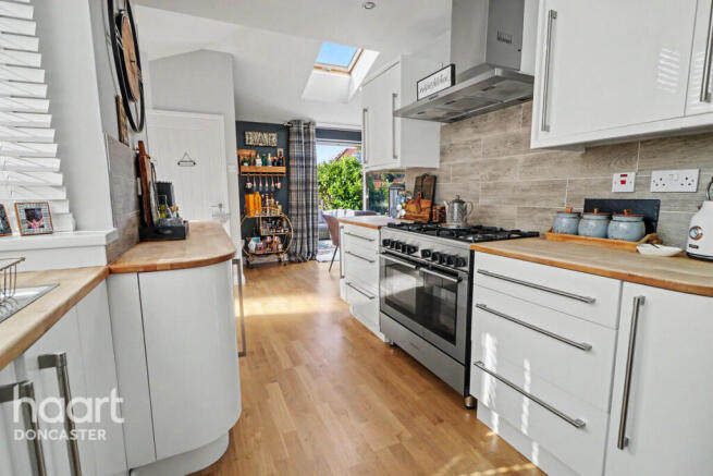 3 bed property, in Oakhill Road, £260,000