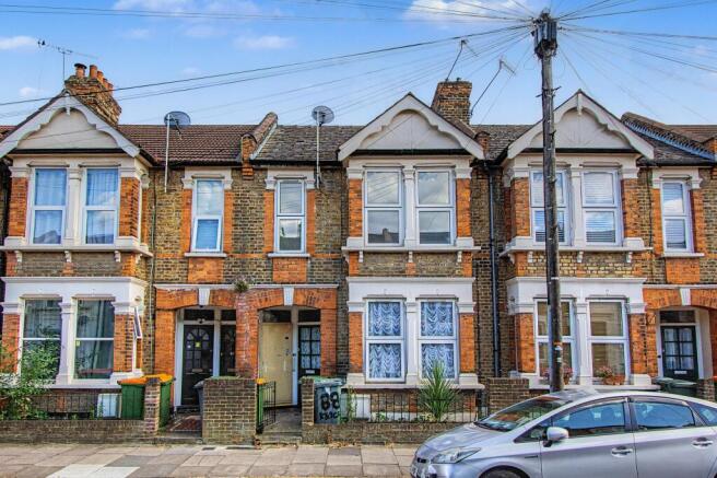 1 bed property, in First Floor Flat, £225,000