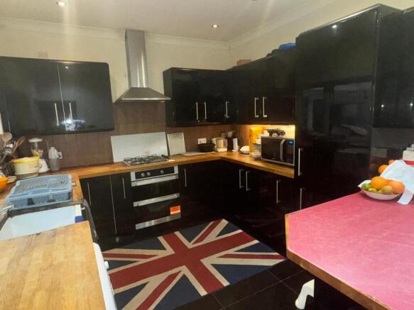 5 bed property, in 74 Park Road West, £315,000