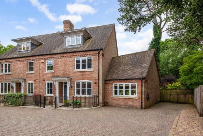 5 bed property, in Marnhull Rise, £995,000