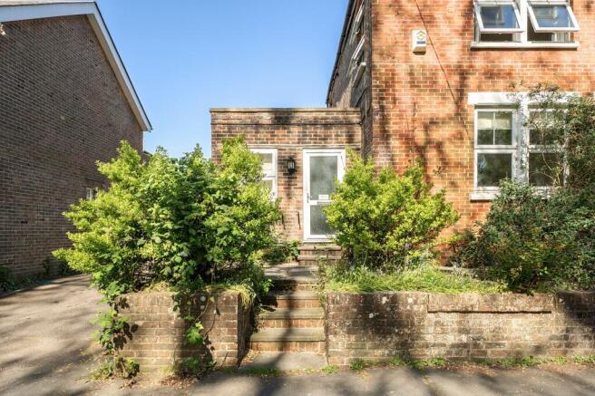 2 bed property, in London Road, £200,000