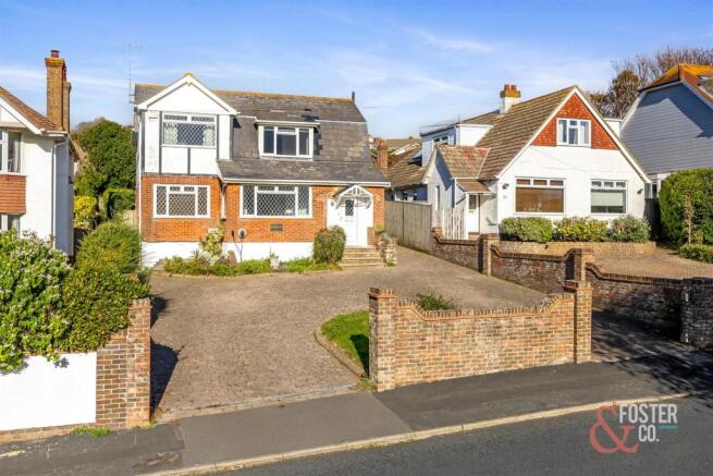 4 bed property, in Ainsworth Avenue, £799,500