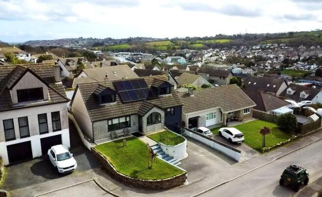 3 bed property, in Helland Gardens, £575,000
