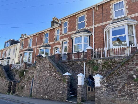 2 bed property, in Victoria Road, £210,000
