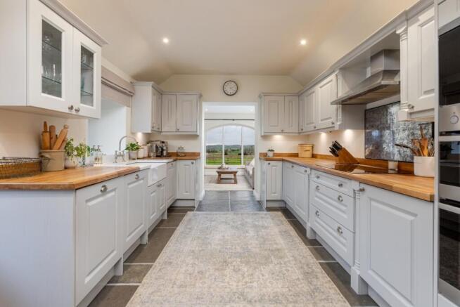4 bed property, in Hunton, £900,000