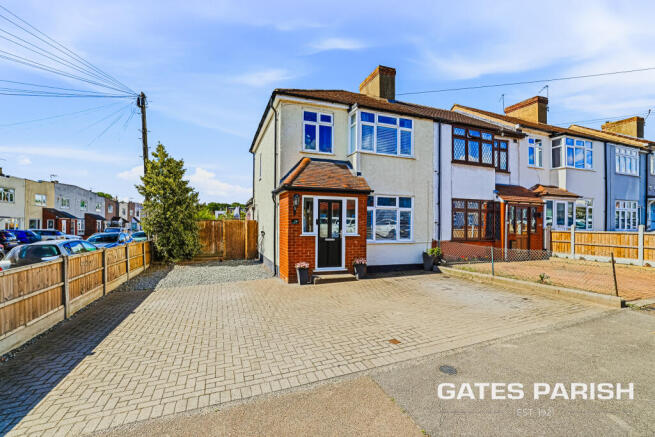 3 bed property, in Benets Road, £525,000