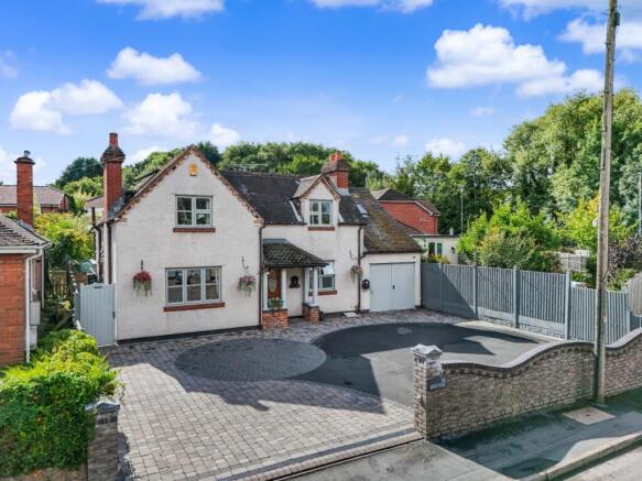 5 bed property, in Ketley Town, £450,000