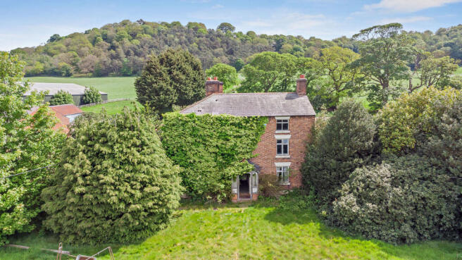 5 bed property, in Oak Farm, £500,000