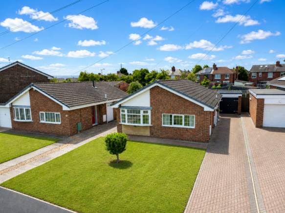 2 bed property, in Wickett Hern Road, £200,000