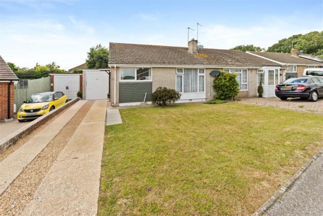 2 bed property, in Dymchurch Close, £300,000