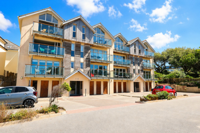 2 bed property, in Porth Sands, £425,000